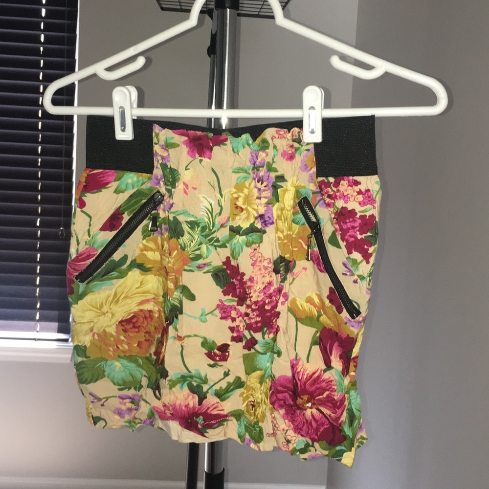 Floral miniskirt with zipper pockets